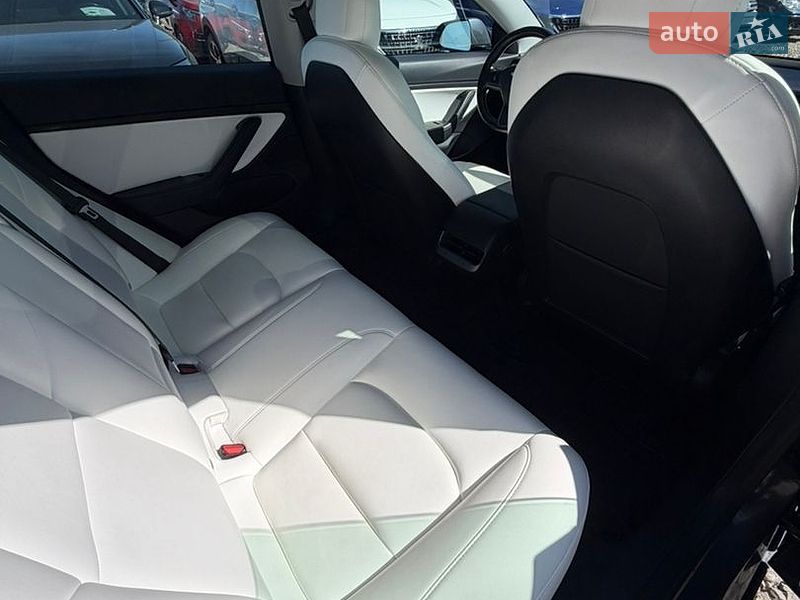 Седан Tesla Model 3 2020 в Івано-Франківську