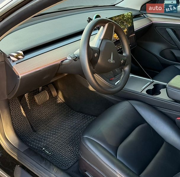 Седан Tesla Model 3 2022 в Киеве