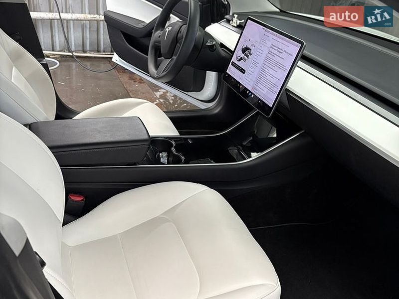 Седан Tesla Model 3 2019 в Луцке