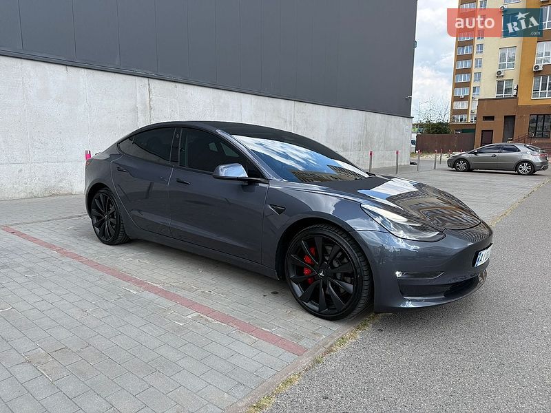 Седан Tesla Model 3 2020 в Вишневому