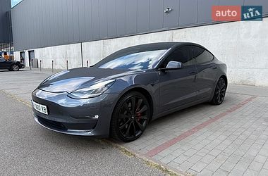 Седан Tesla Model 3 2020 в Вишневому