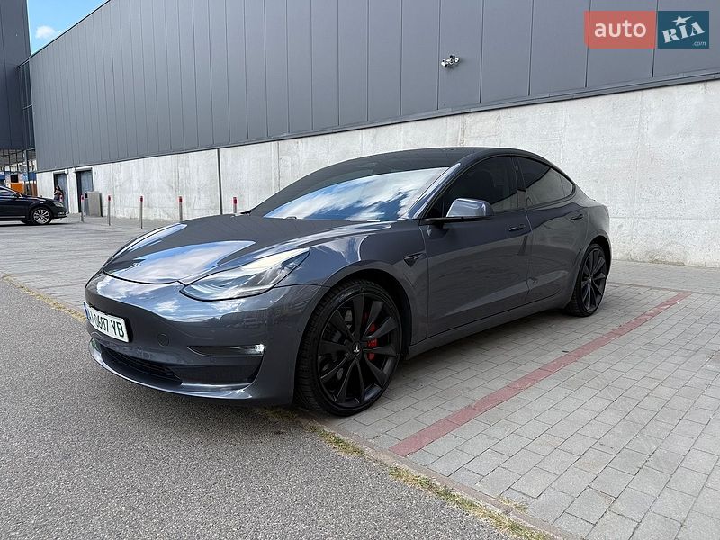 Седан Tesla Model 3 2020 в Вишневому