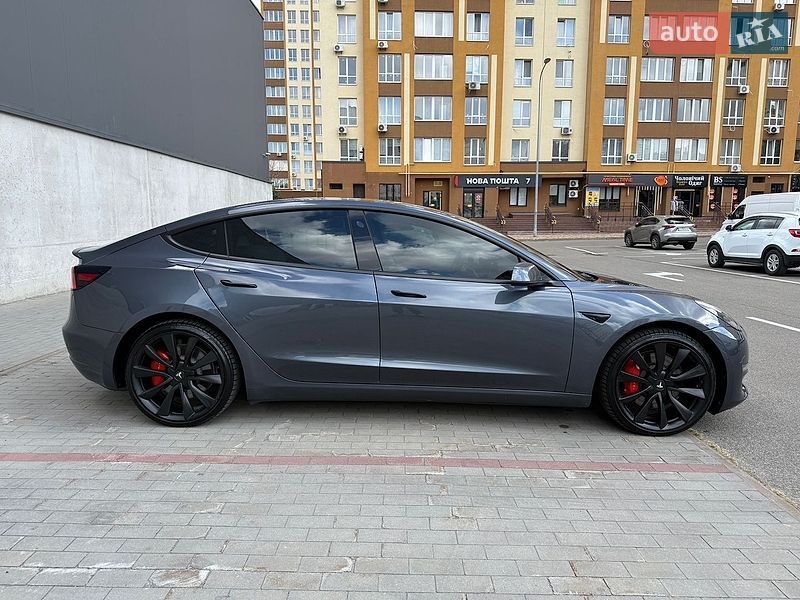 Седан Tesla Model 3 2020 в Вишневому