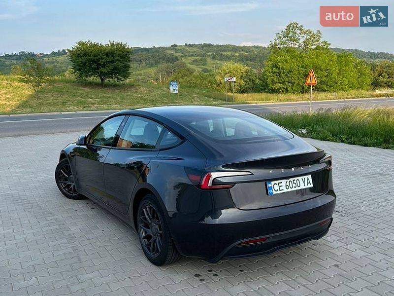 Седан Tesla Model 3 2024 в Чернівцях