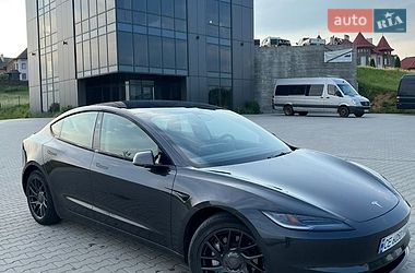 Седан Tesla Model 3 2024 в Чернівцях