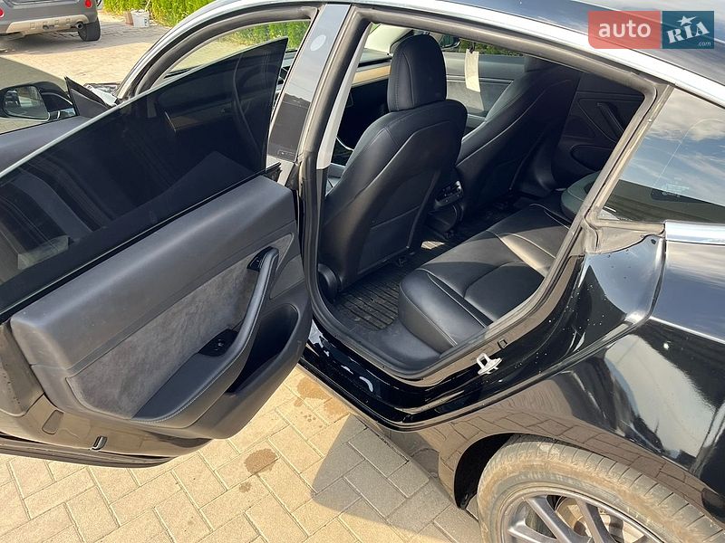 Седан Tesla Model 3 2019 в Ужгороде