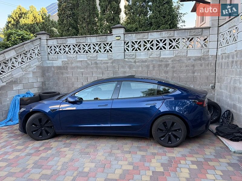 Седан Tesla Model 3 2025 в Ровно
