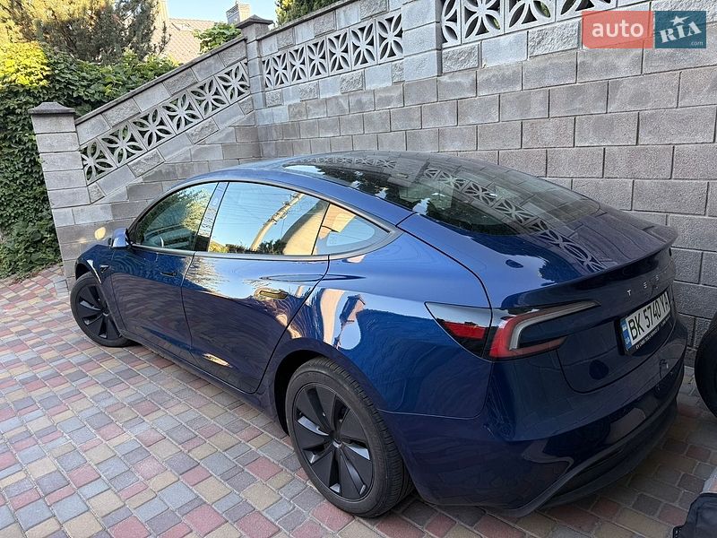Седан Tesla Model 3 2025 в Ровно