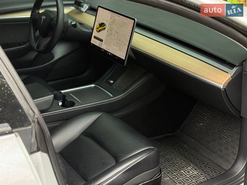 Седан Tesla Model 3 2021 в Львові
