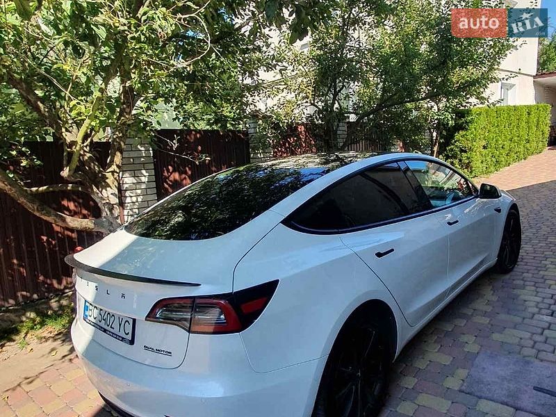 Седан Tesla Model 3 2022 в Львове