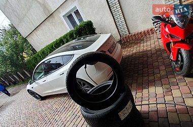 Седан Tesla Model 3 2022 в Львове