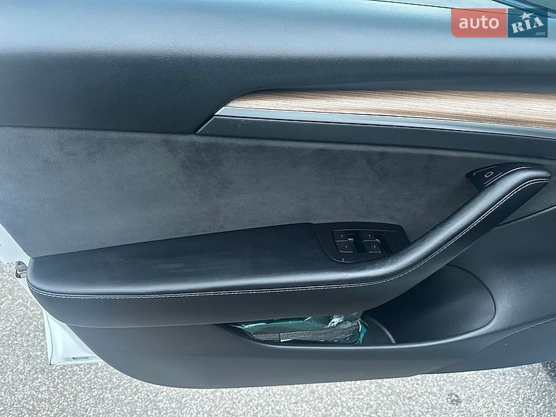 Седан Tesla Model 3 2021 в Кропивницком