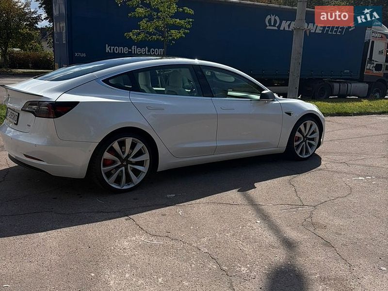 Седан Tesla Model 3 2019 в Львове