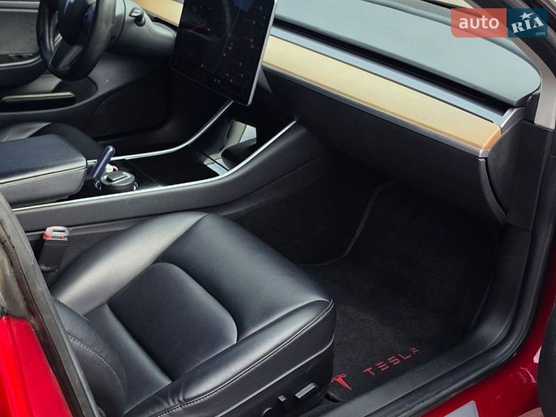 Седан Tesla Model 3 2018 в Ужгороде