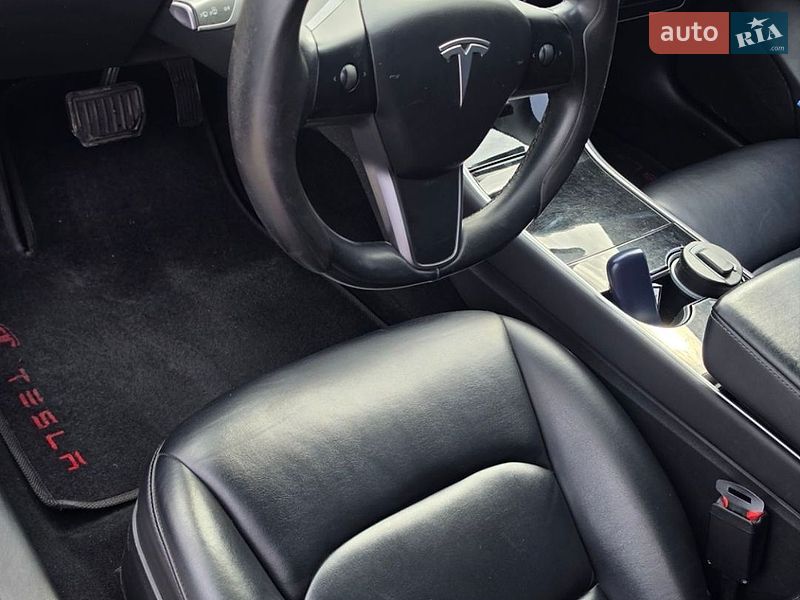 Седан Tesla Model 3 2018 в Ужгороде