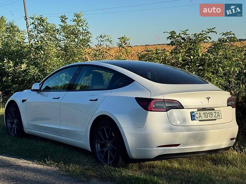 Седан Tesla Model 3 2022 в Черкасах
