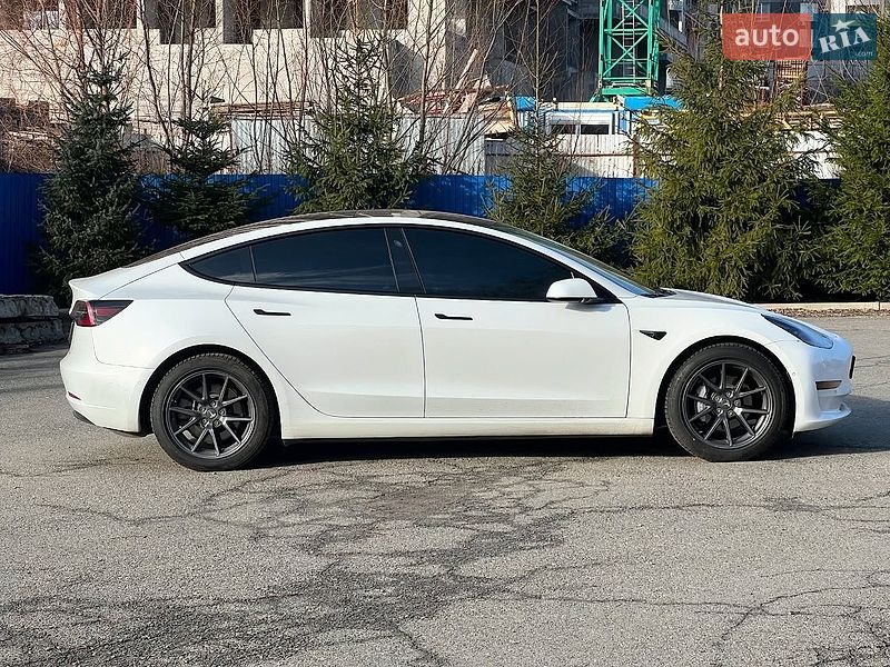 Седан Tesla Model 3 2021 в Львове