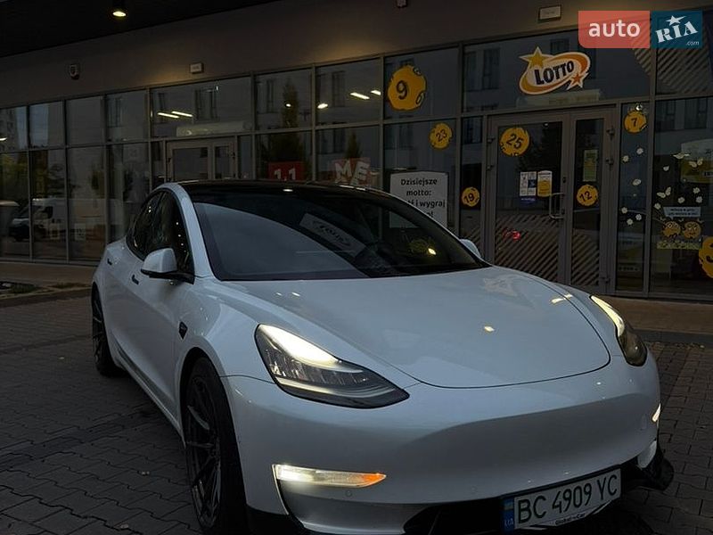 Седан Tesla Model 3 2019 в Львове