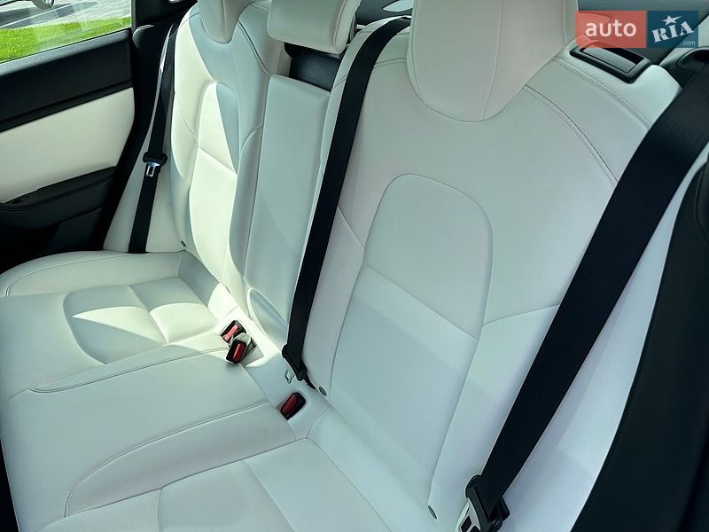 Седан Tesla Model 3 2019 в Луцке