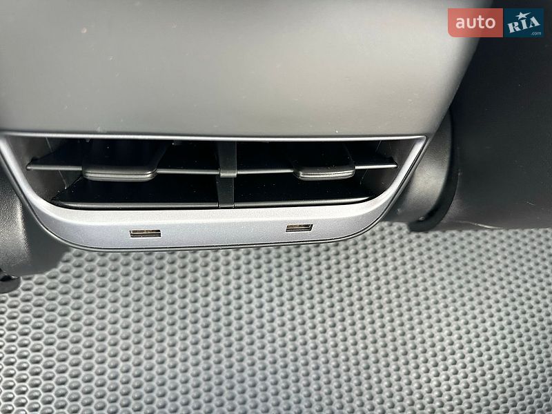 Седан Tesla Model 3 2019 в Луцке