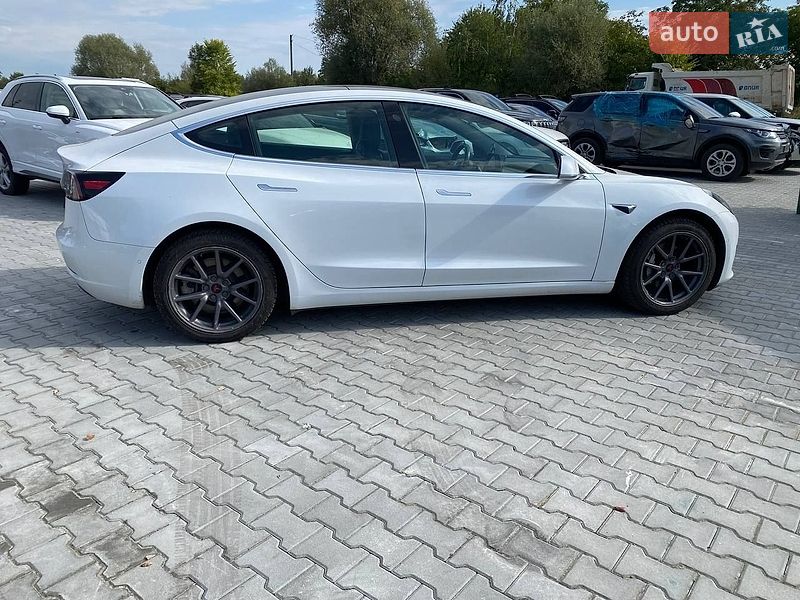 Седан Tesla Model 3 2020 в Львове