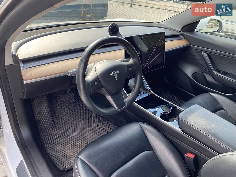 Седан Tesla Model 3 2020 в Львове