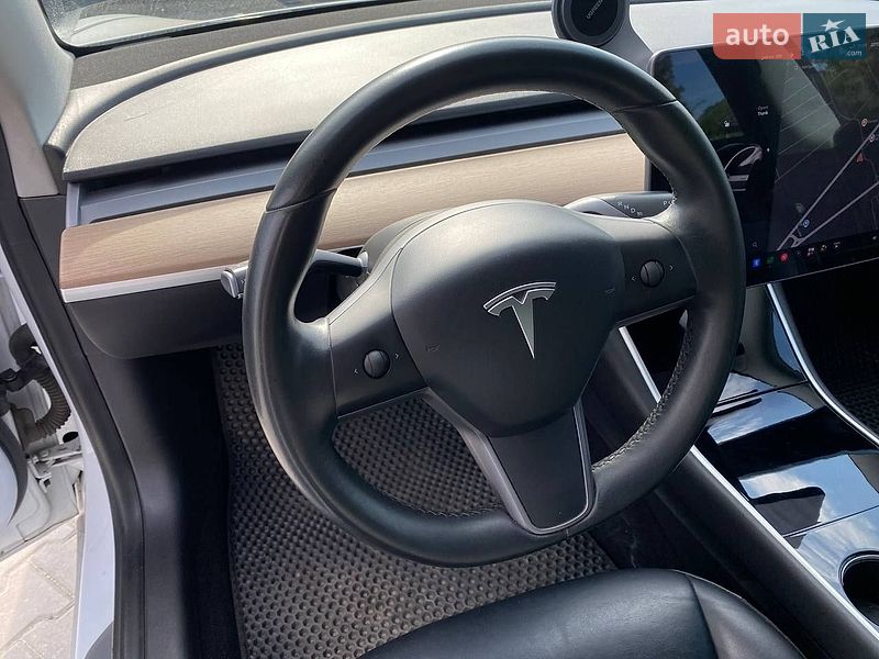 Седан Tesla Model 3 2020 в Львове