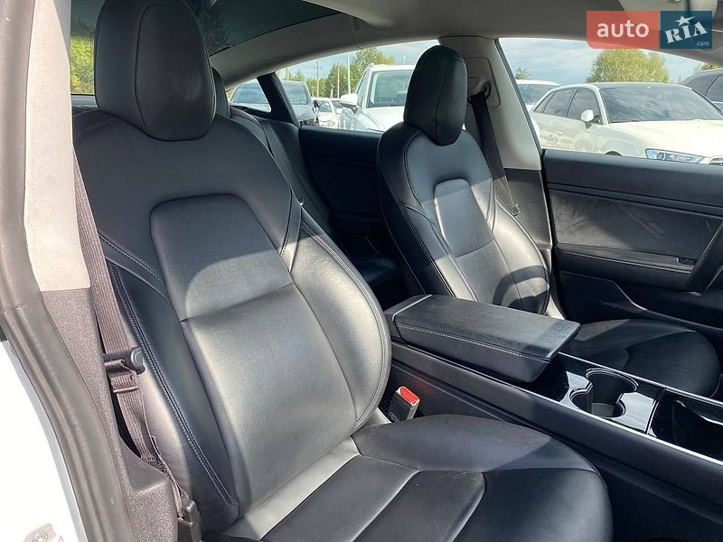 Седан Tesla Model 3 2020 в Львове