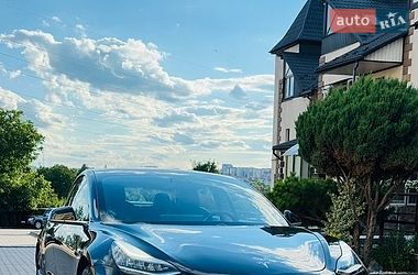 Седан Tesla Model 3 2019 в Черновцах
