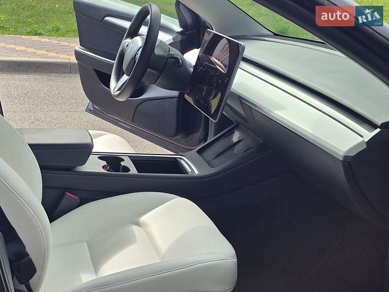 Седан Tesla Model 3 2021 в Киеве