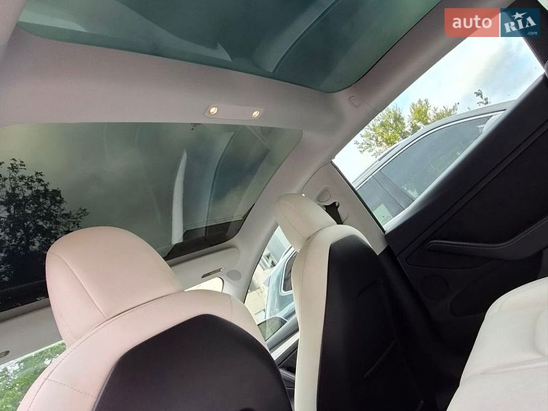 Седан Tesla Model 3 2021 в Киеве