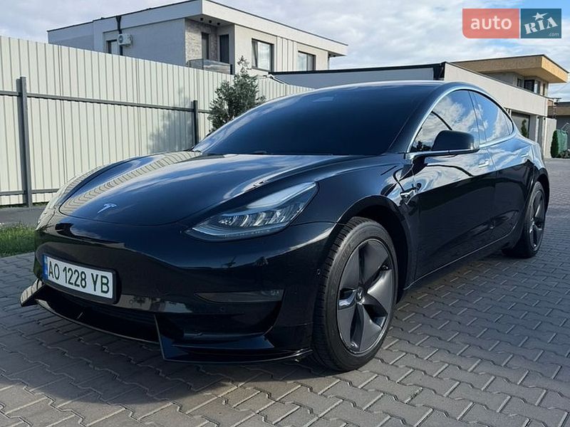 Седан Tesla Model 3 2018 в Ужгороде