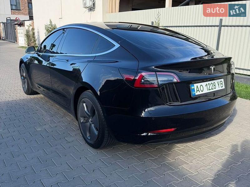 Седан Tesla Model 3 2018 в Ужгороде