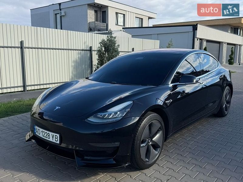Седан Tesla Model 3 2018 в Ужгороде