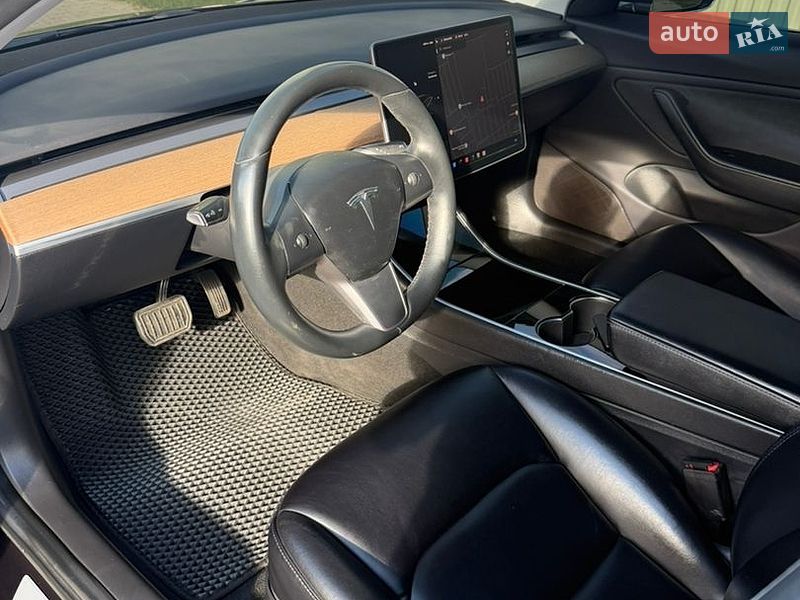 Седан Tesla Model 3 2018 в Ужгороде