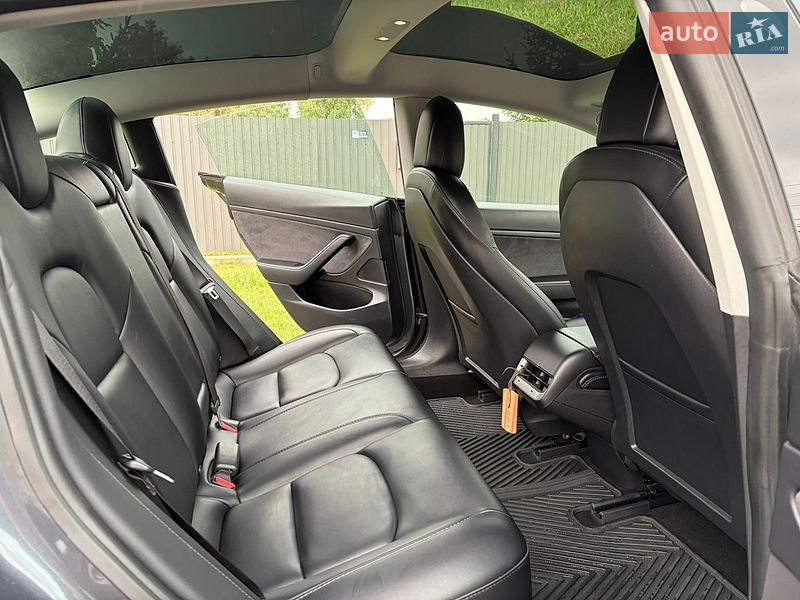Седан Tesla Model 3 2021 в Киеве