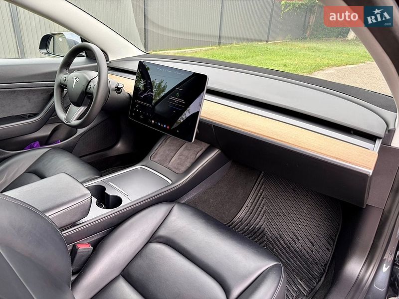 Седан Tesla Model 3 2021 в Киеве