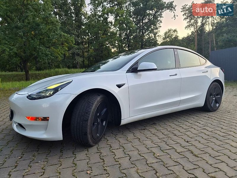 Седан Tesla Model 3 2021 в Киверцах