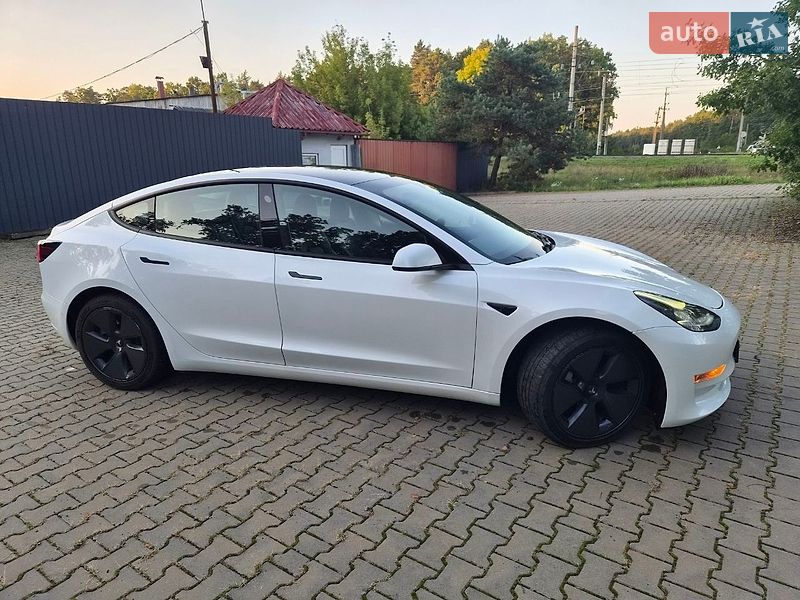 Седан Tesla Model 3 2021 в Ківерцях