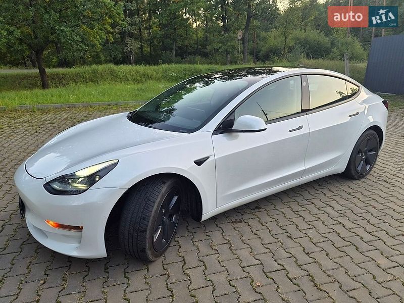 Седан Tesla Model 3 2021 в Ківерцях