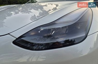 Седан Tesla Model 3 2021 в Киверцах