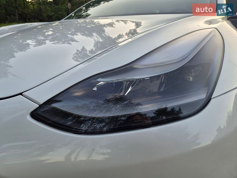 Седан Tesla Model 3 2021 в Киверцах