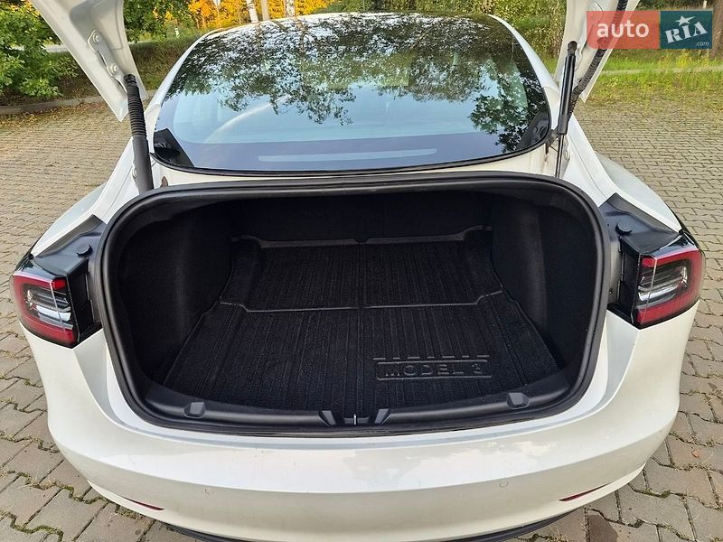 Седан Tesla Model 3 2021 в Ківерцях