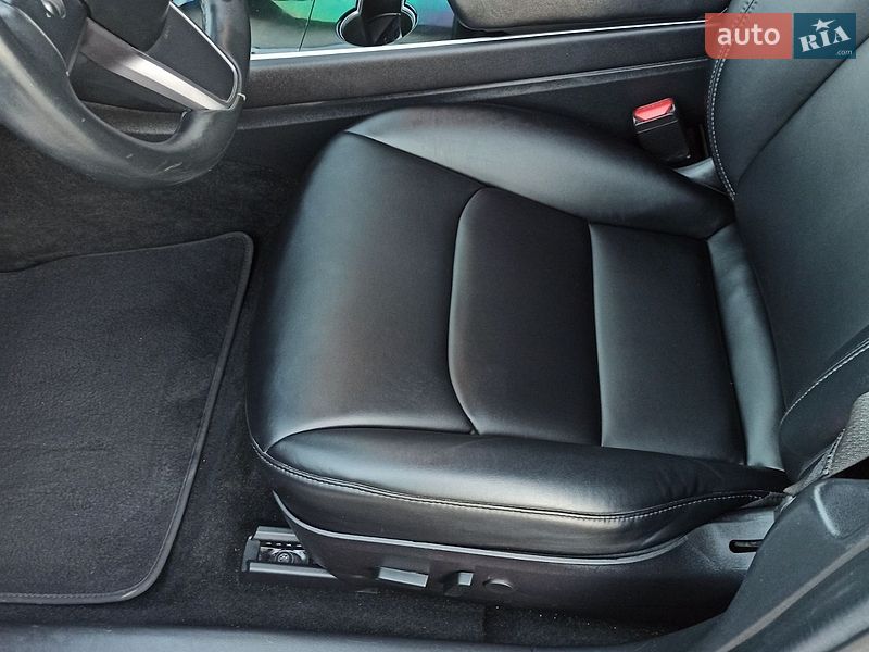 Седан Tesla Model 3 2018 в Самборі