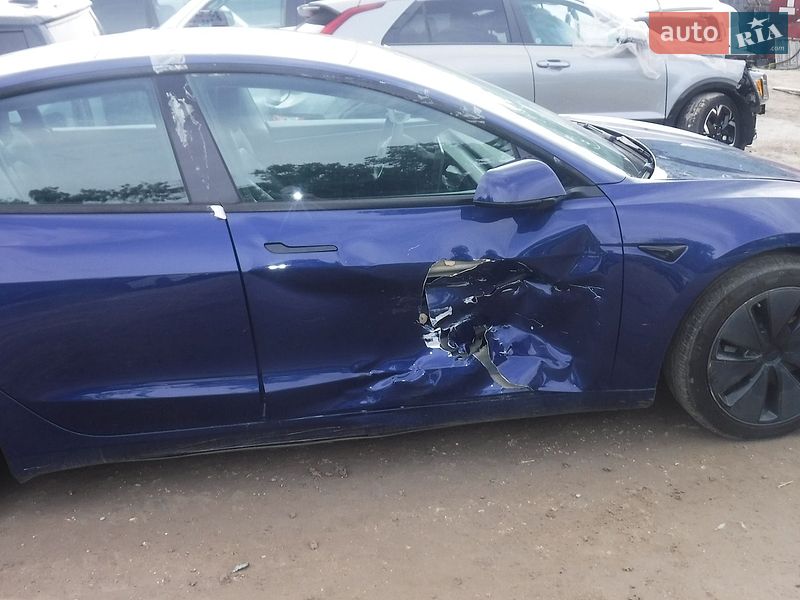 Седан Tesla Model 3 2025 в Киеве
