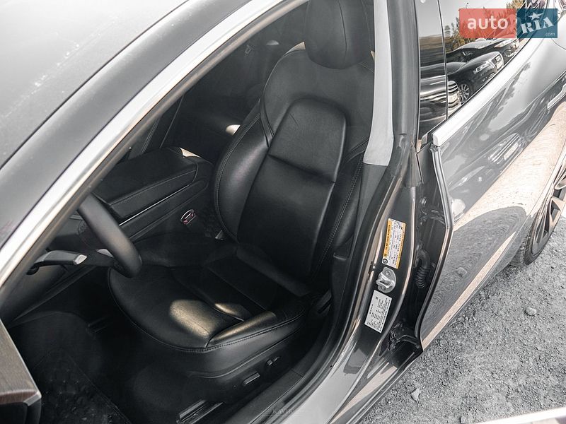 Седан Tesla Model 3 2020 в Львові
