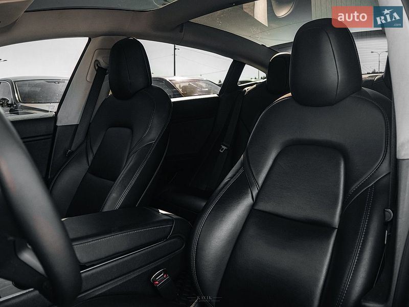 Седан Tesla Model 3 2020 в Львові