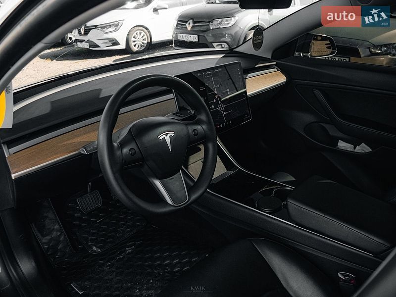 Седан Tesla Model 3 2020 в Львові