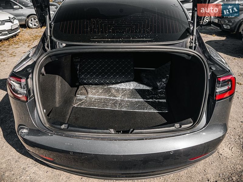 Седан Tesla Model 3 2020 в Львові