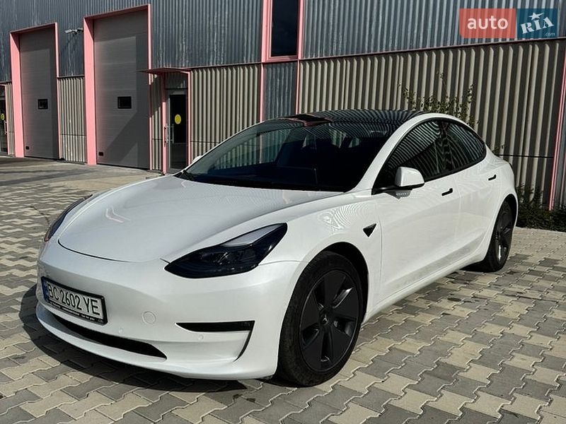 Седан Tesla Model 3 2022 в Дублянах